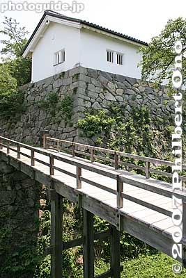 You can walk further to go behind Nishinomaru Sanju-yagura turret and this is what you will see.
Keywords: shiga hikone castle