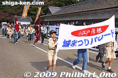 Start of the Hikone Castle Parade on Nov. 3. Boy Scouts help out by carrying signs.
Keywords: shiga hikone castle parade festival matsuri