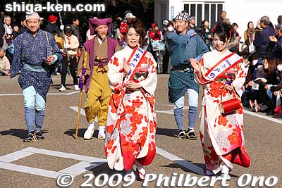 Miss Plum Blossom from Mito, Ibaraki Pref. Mito's connection with Hikone lies in the radical samurai who assassinated Ii Naosuke near Edo Castle.
Keywords: shiga hikone castle parade festival matsuri
