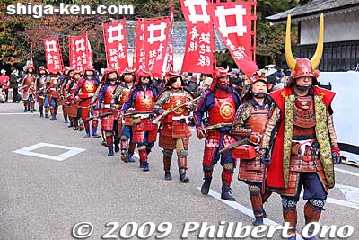 Hikone Gun Battalion dressed like Ii Clan samurai with their trademark red armor nicknamed "Red Devils."
Keywords: shiga hikone castle parade festival matsuri shigabestmatsuri matsuri11