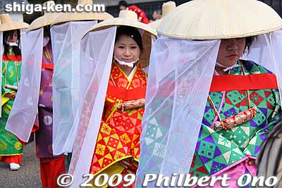 Heian Period (794-1185) women wearing veiled straw hats called ichime-gasa. 市女笠
Keywords: shiga hikone castle parade festival matsuri