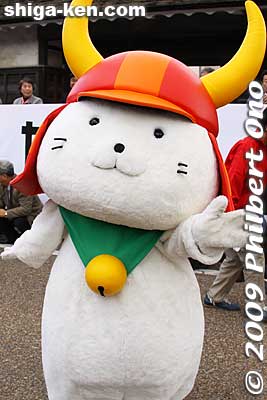 Hiko-nyan is Hikone's official mascot. A white cat wearing a samurai helmet modeled after Ii Naomasa.
Keywords: shiga hikone castle parade festival matsuri japansamurai