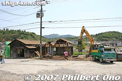Tearing down old homes on the east side of Hikone Station.
Keywords: shiga hikone station