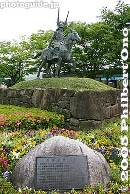 Statue of Ii Naomasa in front of Hikone Station's west side.
Keywords: shiga prefecture hikone
