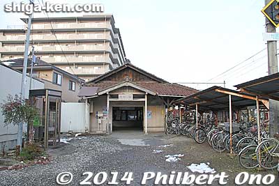 Hikoneguchi Station on the Ohmi Railways. This station building was torn down in Aug. 2014. 彦根口駅
Keywords: shiga hikoneguchi station ohmi railways train