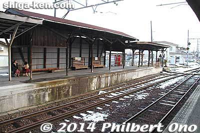 Hikoneguchi Station platform for Kibukawa.
Keywords: shiga hikoneguchi station ohmi railways train