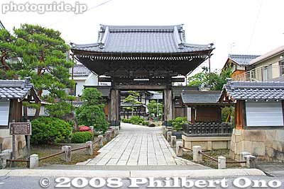 Gate to Enshoji temple, established in 1498. It belongs to the Jodo Shinshu Hongwanji Sect. 円照寺
Keywords: shiga hikone takamiya-juku nakasendo road station post stage town shukuba buddhist hongwanji temple