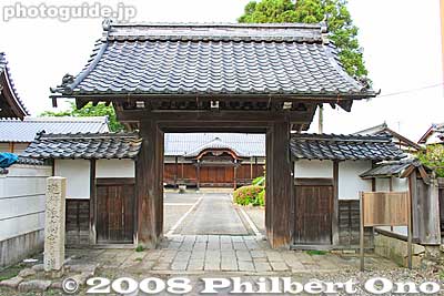 Gate to Takamiya temple
Keywords: shiga hikone takamiya-juku nakasendo road station post stage town shukuba buddhist temple