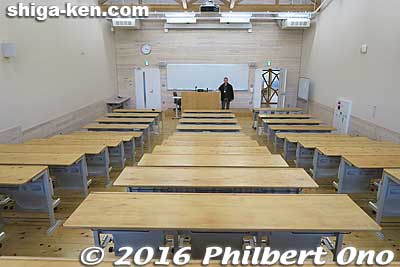 The lecture hall is all wood.
Keywords: shiga hikone university of prefecture