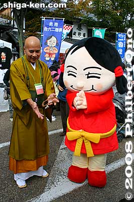 Namu-kun is modeled after Shotoku Taishi who introduced Buddhism to Japan. Created by a Buddhist association in Nara in opposition to Sento-kun (see below). But Namu-kun and Sento-kun played together at this festival in peace.
Keywords: shiga hikone mascot character costume yuru-kyara festival matsuri 