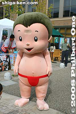 Who's this baby wandering around Yonbancho shopping center?
Keywords: shiga hikone mascot character costume yuru-kyara festival matsuri 