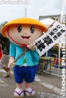 Tabi-maru. a traveler character from Kusatsu, Shiga. Kusatsu was a crossroads on the old Tokaido and Nakasendo Roads where many travelers lodged. "Tabi" means "travel." たび丸 (滋賀 草津市)
Keywords: shiga hikone mascot character costume yuru-kyara festival matsuri shigamascot