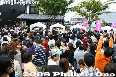 After the stage appearance, Sento-kun appeared in front of his PR booth on the street. A huge crowd again formed to see him.
Keywords: shiga hikone mascot character costume yuru-kyara festival matsuri 
