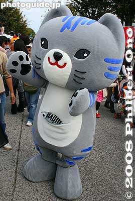 Saba-tora Nana-chan is a cat with stripes from mackerel (saba). See the fish in her pouch. Promote Obama in Fukui Pref. さばトラななちゃん (福井 小浜市）
Keywords: shiga hikone mascot character costume yuru-kyara festival matsuri 