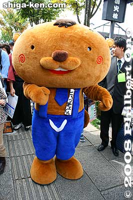 Vivace-kun is a beaver promoting Viva City shopping mall in Hikone, Shiga. ビバッチェくん (滋賀　彦根市）
Keywords: shiga hikone mascot character costume yuru-kyara festival matsuri shigamascot