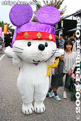 Hiko-chu from Hikone. A Koga ninja mouse. Notice the shuriken on his left. Its creator seems to have been influenced too much by Mickey. ひこちゅう (滋賀 彦根市）
Keywords: shiga hikone mascot character costume yuru-kyara festival matsuri shigamascot