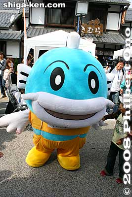 Caffy, mascot for Sports Recreation Shiga 2008. It was his final appearance, but he has been resurrected in March 2009 to serve as another official mascot of Shiga Prefecture. キャッフィー（滋賀）
Keywords: shiga hikone mascot character costume yuru-kyara festival matsuri shigamascot