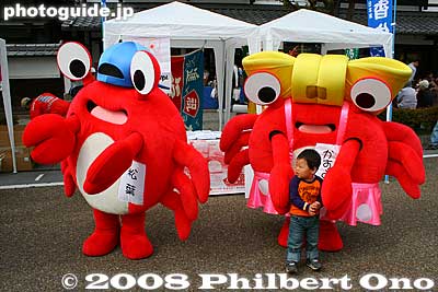 Two crab mascots to promote Kasumi, Hyogo Pref. On the left is Matsuba-kun (male, wearing a blue cap), and on the left is Kasumi-chan, a female crab with a yellow ribbon. Not sure if they're married. Crabs are a major product of Kasumi.松葉くん (
Keywords: shiga hikone mascot character costume yuru-kyara festival matsuri 