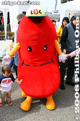 Local-chan from Takatsuki, Osaka. A giant chili pepper?? ロコちゃん (大阪　高槻市）
Keywords: shiga hikone mascot character costume yuru-kyara festival matsuri 