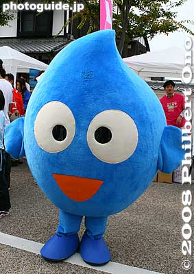 Pyuara promotes the waterworks bureau of Osaka city. Water droplet character. ぴゅあら (大阪 大阪市）
Keywords: shiga hikone mascot character costume yuru-kyara festival matsuri 