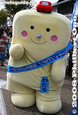 Wataru from Kobe, Hyogo promotes the three bridges crossing from Honshu to Shikoku. (Notice the car on the head.) I thought it was a piece of toast walking around. わたる (兵庫 神戸市）
Keywords: shiga hikone mascot character costume yuru-kyara festival matsuri 