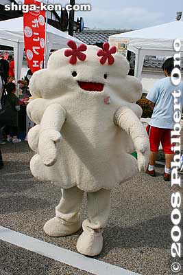 Kumokkuru was created by a flower project group in Shibuya, Tokyo. I thought it was a baby monster from a Godzilla movie. くもっくる (東京 渋谷）
Keywords: shiga hikone mascot character costume yuru-kyara festival matsuri 