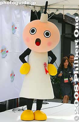 Tawawa-chan promoting Kyoto Tower probably wishes that she could also smile. Also see my [url=http://www.youtube.com/watch?v=GqTco0H16uM]YouTube video here.[/url] たわわちゃん (京都　京都市）
Keywords: shiga hikone mascot character costume yuru-kyara festival matsuri 