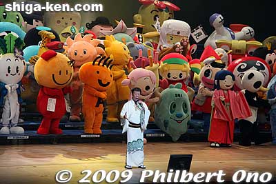 Hashi Yukio sings the "Yuru-kyara Ondo" in front of Yuru-Kyara characters in Hikone, Shiga Prefecture.
Keywords: shiga hikone yuru-kyara mascot character festival 