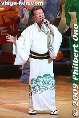 Hashi Yukio sings the "Yuru-kyara Ondo" in front of Yuru-Kyara characters in Hikone, Shiga Prefecture.
Keywords: shiga hikone yuru-kyara mascot character festival japanceleb
