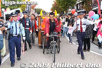 Hiko-nyan arrives on a cart pulled by bicycle. He didn't stop and kept going.
Keywords: hikone shigamascot
