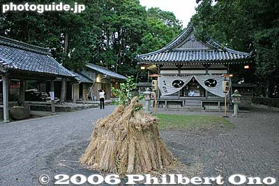 Pile of straw to be lit. The fire is used to light all the torches.
Keywords: japan shiga hino-cho fire festival hifuri matsuri