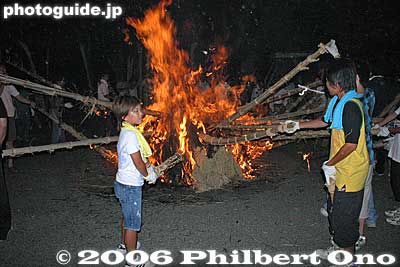 After it gets dark, the pile of straw is lit and people come to light their torches.
Keywords: japan shiga hino-cho fire festival hifuri matsuri
