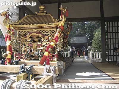 Portable shrine (mikoshi) at Nishinomiya Shrine. The mikoshi are carried to this nearby shrine from Watamuki Shrine. 西之宮
Keywords: shiga hino-cho matsuri festival float