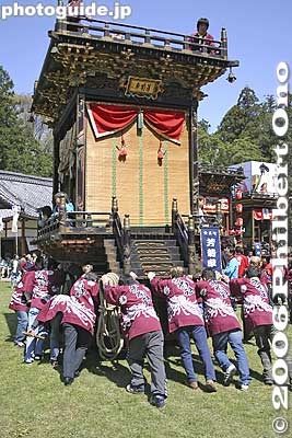 "Yoisho!" (Heave ho!)
Keywords: shiga hino-cho matsuri festival float