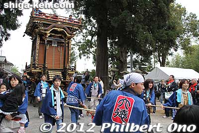Rikutoku float from Shimizu-cho arrives at the shrine.
