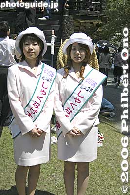 Miss Shakunage (Rhododendron)
Keywords: shiga hino-cho matsuri festival float japanfashion