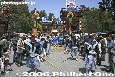 The first mikoshi approaches.
Keywords: shiga hino-cho matsuri festival float