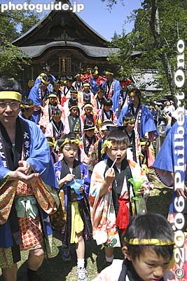 Some chidren lead the way for the second mikoshi.
Keywords: shiga hino-cho matsuri festival float