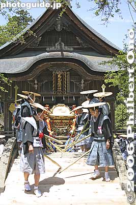 The second mikoshi makes its way through.
Keywords: shiga hino-cho matsuri festival float