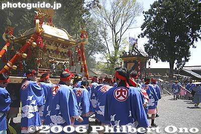 They exit shrine and head for the Otabisho.
Keywords: shiga hino-cho matsuri festival float