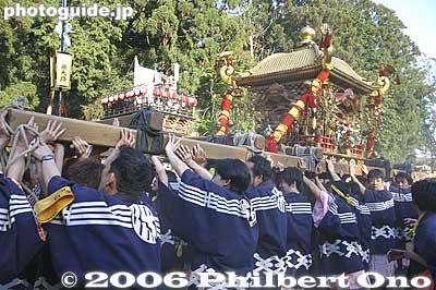 A mikoshi on its way to the shrine.
Keywords: shiga hino-cho matsuri festival float