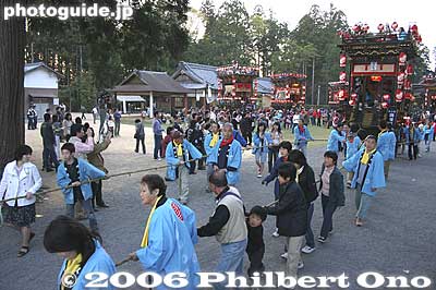 The floats leave the shrine one after another.
Keywords: shiga hino-cho matsuri festival float