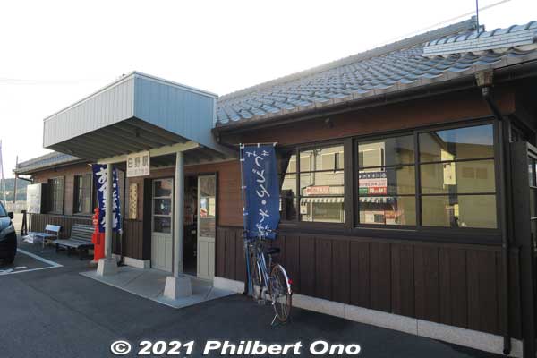 The building is now earthquake-resistant and painted dark brown. It now has a community space for a cafe, tourist information, and waiting room for passengers.
Keywords: shiga hino station Ohmi Railways omi