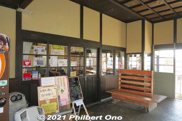 Hino Station's entrance hall. Not so many seats here, but there are benches on the platform. You can also wait inside the cafe on the left.
Keywords: shiga hino station Ohmi Railways omi