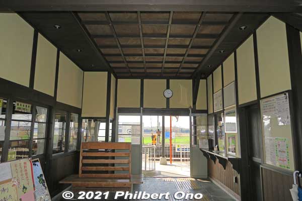The ticket window used to be on the left corner. Now it's in the right corner. The exit goes to the train platform. The latticed ceiling came from the station's VIP room which was on the right side of the building.
Keywords: shiga hino station Ohmi Railways omi