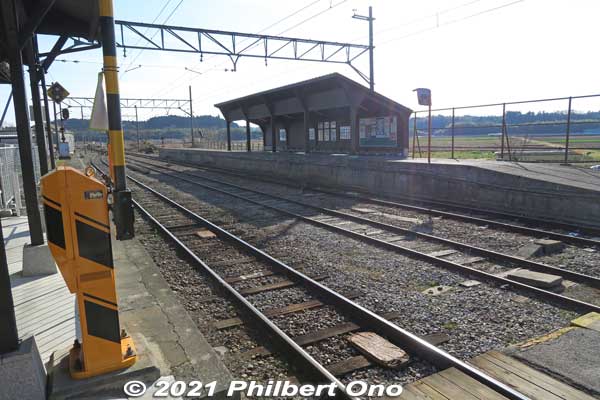 Hino Station has three sets of railway tracks, very rare. The unused middle track is vintage, made by Barrow Steel from the UK. Train platform No. 2 (for Yokaichi/Maibara) across the tracks has a roofed benches also renovated.
Keywords: shiga hino station Ohmi Railways omi