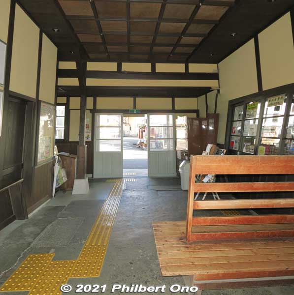Entering the train building from the platform. Exit ahead.
Keywords: shiga hino station Ohmi Railways omi