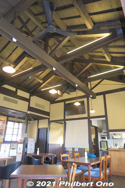 Nanairo cafe has a Western-style truss ceiling from the Taisho Period.
Keywords: shiga hino station Ohmi Railways omi