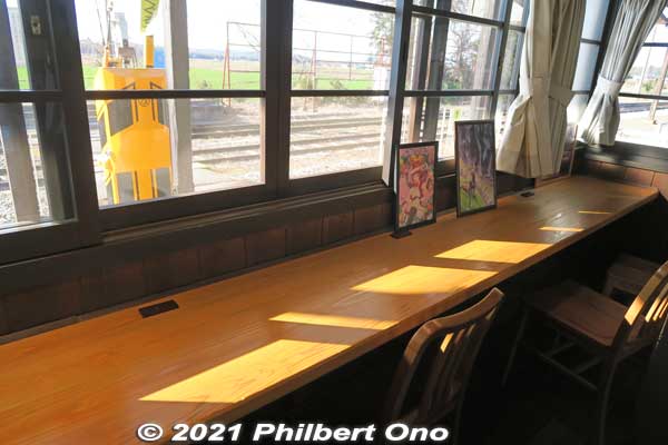 Counter seating has a view of the train platform.
Keywords: shiga hino station Ohmi Railways omi