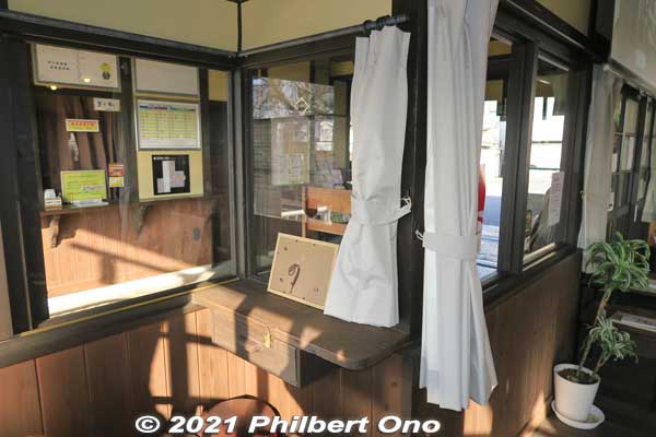 Old ticket window and counter have been retained.
Keywords: shiga hino station Ohmi Railways omi